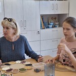 Pani Dyrektor i uczennica podczas pracy warsztatowej.