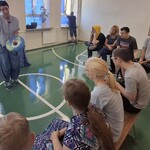 Nauczycielka i uczniowie podczas warsztatów.