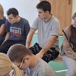 Uczniowie i opiekunka podczas warsztatów.