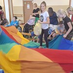 Uczniowie podczas zabawy w sprzątanie oceanów.