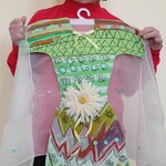 Uczennica prezentuje pracę plastyczną wykonaną na szkolny konkurs plastyczny 