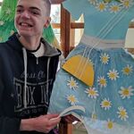 Uczeń prezentuje pracę plastyczną wykonaną na szkolny konkurs plastyczny 