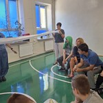 Nauczycielka przedstawia przebieg zabawy - rzeka.
