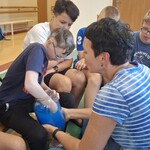 Uczeń szuka w słoiku z hydrożelem zwierząt mieszkających w wodzie.