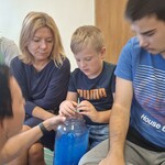 Uczeń szuka w słoiku z hydrożelem zwierząt mieszkających w wodzie.