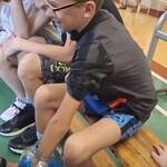 Uczeń szuka w słoiku z hydrożelem zwierząt mieszkających w wodzie.