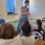 Uczniowie podczas warsztatów. Nauczycielka prezentuje zdjęcie zanieczyszczonego morza.