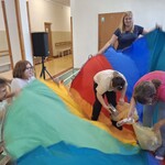 Uczniowie i nauczyciele podczas zabawy: morze.