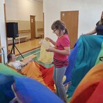 Uczennica zbierająca plastikowe przedmioty podczas zabawy: morze.