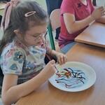 Uczennica wykonuje pracę plastyczną.