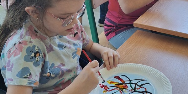 Uczennica wykonuje pracę plastyczną.