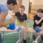 Uczeń szuka w słoiku z hydrożelem zwierząt mieszkających w wodzie.