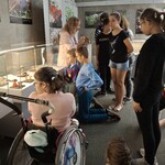 Uczniowie oglądają gabloty z eksponatami.