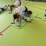 Uczniowie w trakcie wykonywania ćwiczenia.