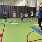 Uczniowie i nauczycielka w trakcie wykonywania ćwiczenia.