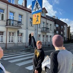 Uczeń wskazuje palcem znak drogowy „przejście dla pieszych”