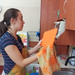 Uczennica wyciera ścierką deskę.