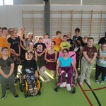 Społeczność uczniowska i osoby prowadzące projekt pozują do zdjęcia.