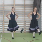 Dwie baletnice tańczą.