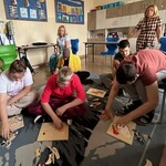 Uczniowie układają puzzle.