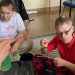 Uczniowie grają na instrumentach perkusyjnych.