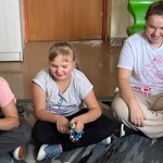 Uczniowie grają na instrumentach perkusyjnych.