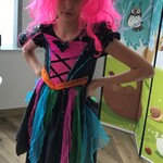 Uczennica w przebraniu i różowej peruce.