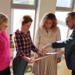 Jury konkursowe ogląda prace plastyczne.