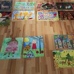 Prace konkursowe rozłożone na podłodze.