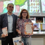 Laureatka z Przewodniczącym Jury na tle prac konkursowych.