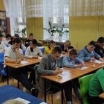 Uczestnicy konkursu podczas rozwiązywania quizu.