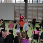 Uczniowie powtarzają ruch pani prowadzącej audycję.