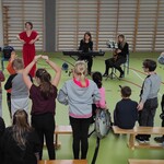 Uczniowie powtarzają ruch pani prowadzącej audycję.