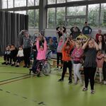 Uczniowie powtarzają ruch pani prowadzącej audycję.