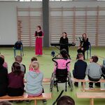 Pani pedagog przedstawia uczniom panie prowadzące audycję.