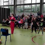 Uczniowie wykonują ruchy pani prowadzącej audycję.
