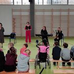 Pani pedagog przedstawia uczniom panie prowadzące audycję.