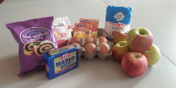 Produkty spożywcze do przygotowania ciasta.