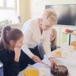 Nauczycielka kroi tort. Obok siedzą uczennc06.11.2024 - Urodziny Helenye.