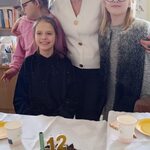 Nauczycielka i trzy uczennice.