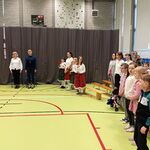 Społeczność szkolna w trakcie śpiewania hymnu.