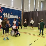 Uczniowie w trakcie przedstawienia.