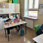 Uczniowie pracują przy stoliku