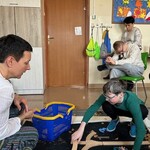 Uczeń wkłada drewniany klocek do pudełka.