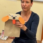 Nauczyciel prezentuje pracę plastyczną do samodzielnego wykonania.