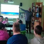 Uczniowie oglądają prezentację multimedialną.