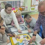 Pan prowadzący spotkanie wyjaśnia uczniom zasady ćwiczenia warsztatowego.