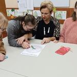 Nauczycielka i uczennica w trakcie wróżby.