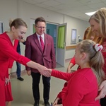 Uczniowie i nauczyciele witają się z Dyrekcją DPS.