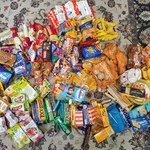 Zebrane słodycze przygotowane do zapakowania.